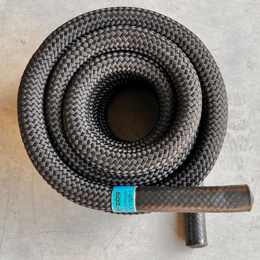 Тренировочный канат AEROBIS Battle Rope V2, длина 15 м, диаметр 30 мм, вес 8 кг, черный Тренировочный канат AEROBIS Battle Rope V2, длина 15 м, диаметр 30 мм, вес 8 кг, черный