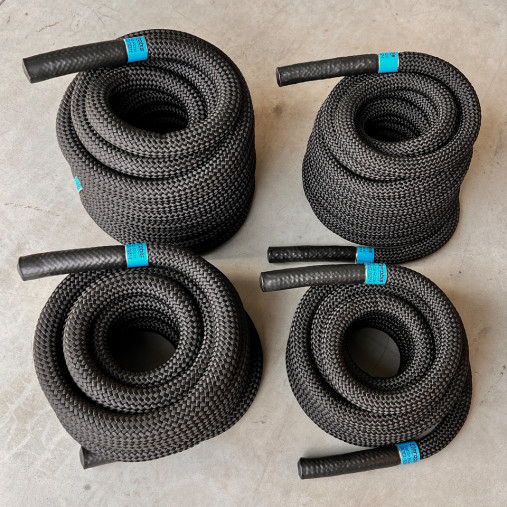 Тренировочный канат AEROBIS Battle Rope V2, длина 15 м, диаметр 30 мм, вес 8 кг, черный Тренировочный канат AEROBIS Battle Rope V2, длина 15 м, диаметр 30 мм, вес 8 кг, черный