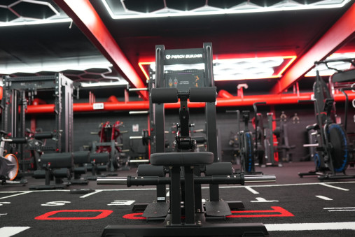 Тяга бедра стоя серии Peach Builder PB402 тренажер на свободных весах